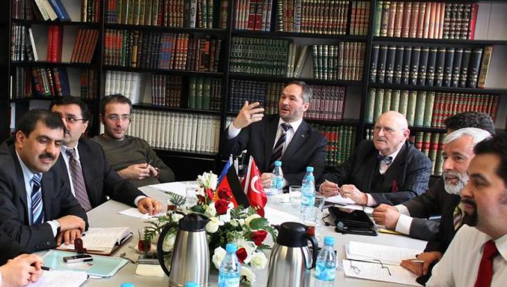 The spokesman for the Muslim Coordination Council, Bekir Alboga (centre left), the former chairman of the Central Council of Muslims, Ayyub Axel Kohler (centre right) and Aiman Mazyek (far right), the current chairman of the Central Council (photo: dpa)