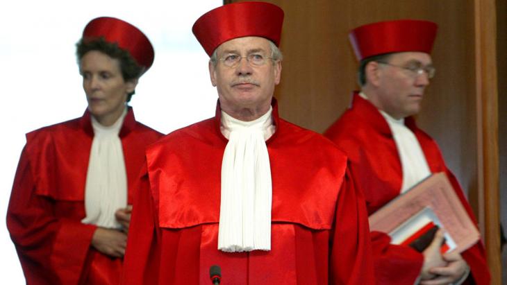 The Second Senate of the Constitutional Court in Karlsruhe – chairman Winfried Hassemer (centre) and judges Gertrude Lubbe-Wolf and Rudolf Mellinghoff – open the headscarf controversy hearing on 3.6.2003 (photo: dpa/picture-alliance)