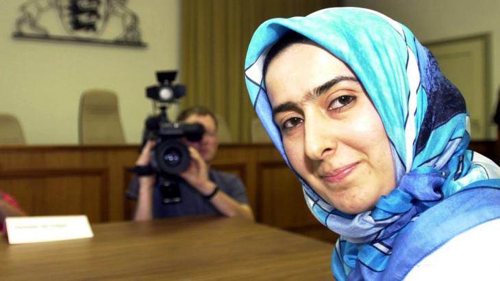 The teacher Fereshta Ludin waits for the verdict in the Administrative Court of Baden-Wurttemberg in Mannheim on 26.06.2001 (photo: dpa/picture-alliance)