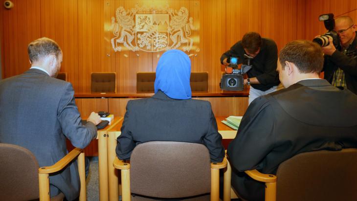 Junior lawyer at the Administrative Court Augsburg brings her case concerning headscarf restrictions during her training (photo: picture-alliance/dpa/K.-J. Hildebrand)