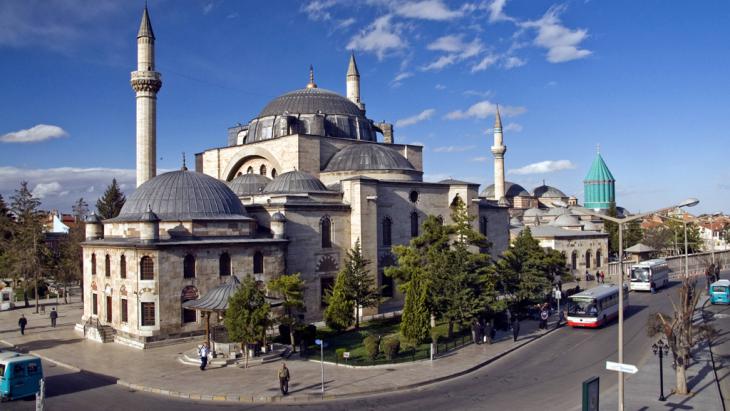Mevlana Jalaluddin Rumi′s mausoleum and the Haci Bektas mosque in Konya (photo: picture-alliance/blickwinkel/imagesandstories)