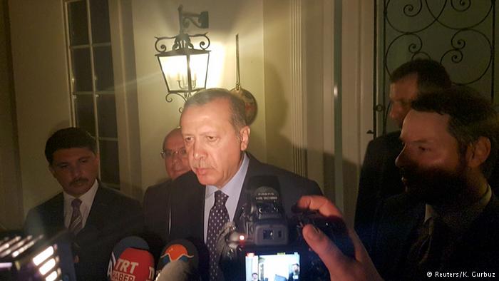 سارع أردوغان إلى دعوة الأتراك للنزول إلى الشارع من أجل التصدي لمحاولة الانقلاب. وقال اردوغان في اتصال هاتفي مع شبكة "سي ان ان تورك" "لا أعتقد إطلاقا أن منفذي محاولة الانقلاب سينجحون"، وتوعد بـ"رد قوي جدا". 