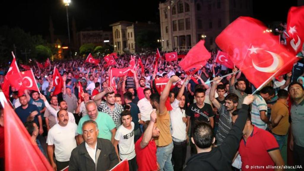 تحدت الحشود أوامر الإنقلابيين بالبقاء في منازلهم وتجمعوا في الساحات الرئيسية في اسطنبول وأنقرة ولوحوا بالأعلام ورددوا الهتافات. المطالبة بالدفاع عن الديمقراطية