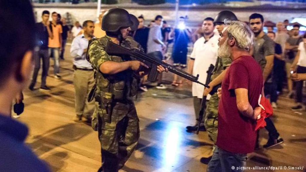 جنود الحركة الانقلابية هددوا المواطنين محاولين إجبارهم على ترك الشوارع والميادين، كما هو الحال في الصورة التي تظهر مشهدا في ميدان تقسيم وسط اسطنبول.