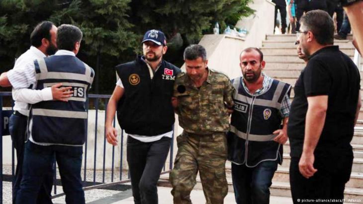 A rebel soldier is brought to court in Mugla province (photo: picture-alliance)