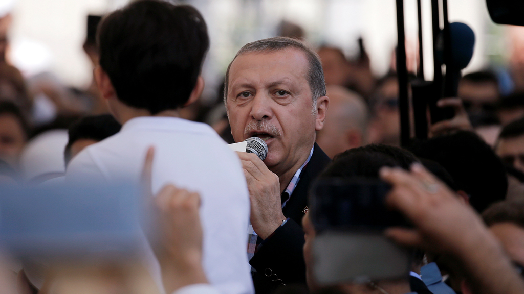 Recep Tayyip Erdogan attending a funeral for the victims of the coup (photo: Reuters/A.Konstantinidis)