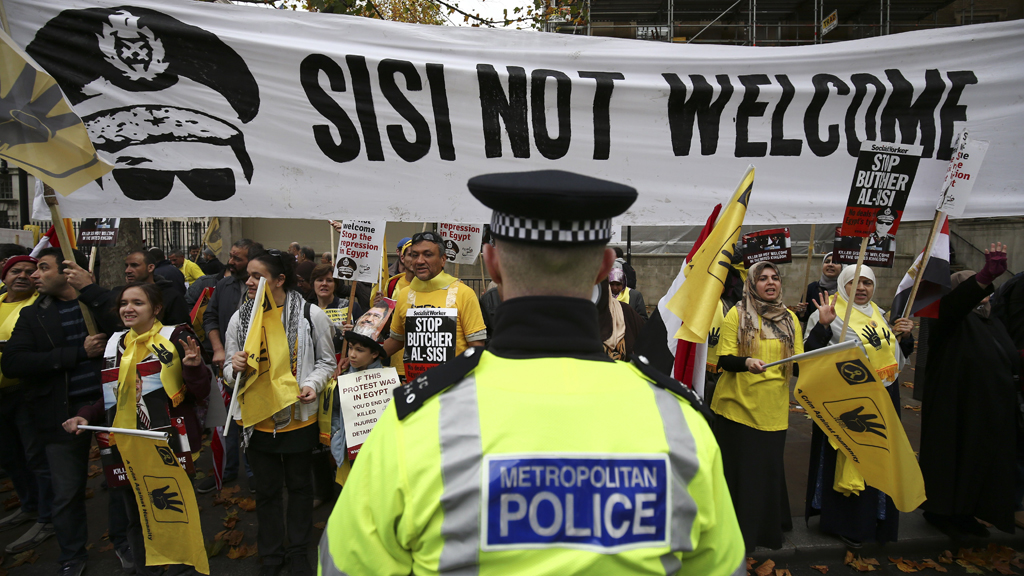 Protesting the visit of Egyptian President Abdul Fattah al-Sisi to London in November 2015. The placards bear the four-finger sign - "rabaa" meaning four in Arabic - in memory of those who died on Raba'a Square (photo: Getty Images/AFP/J. Tallis)