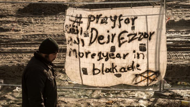 Solidarity campaign in ″The Jungle″ near Calais for the residents of Deir ez-Zor on 7 December 2015 (photo: Getty Images/AFP/P. Huguen)