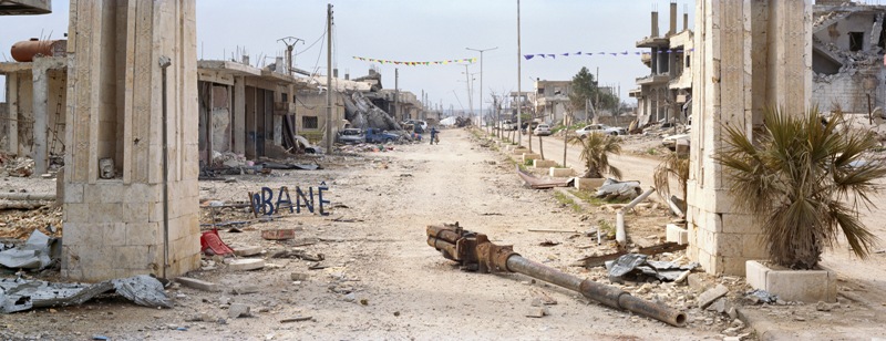 Der Bogen am Ortsausgang von Kobanê in Richtung Aleppo (März 2015), Foto: Kai Wiedenhöfer