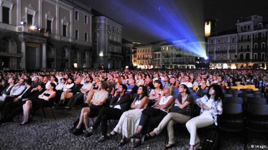 قمة فعاليات لوكارنو تتضمن أفلاما لا تشارك بالمسابقة إلا أنها تعرض مساء في الساحة الرئيسية للمدينة التي تتسع لأكثر من 3000 متفرج.