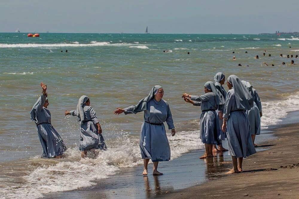 Nuns on an Italian beach (photo: Izzedin Elzir)