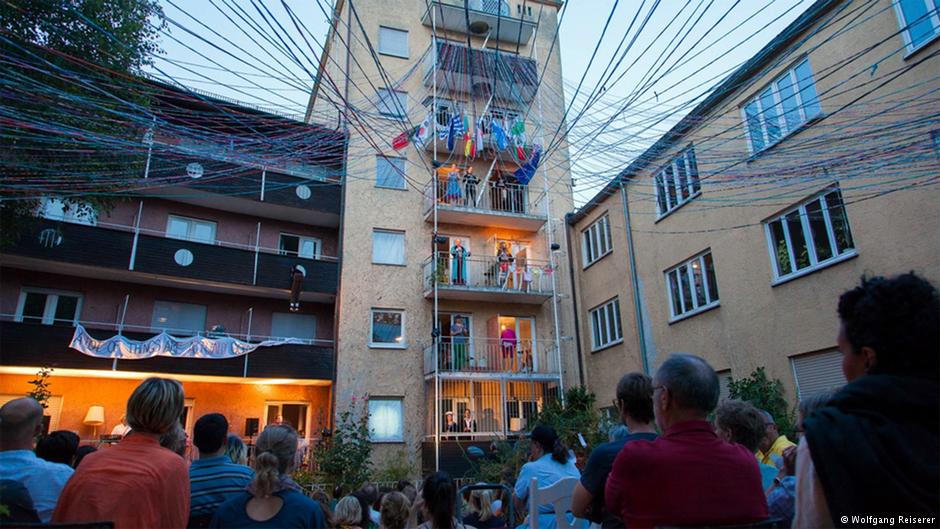 فندق كوزموبوليس...مأوى للاجئين في مدينة أوغسبورغ الألمانية. Das Grandhotel Cosmopolis für Flüchtlinge in Augsburg