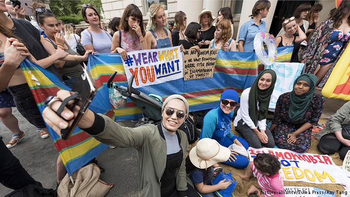 وحتى في لندن وبرلين أقيمت تظاهرات تحت شعار:"البس ما شئت". وأمام السفارة الفرنسية في لندن كدس الناشطون كميات من الرمل ونظموا حفلا شاطئيا.