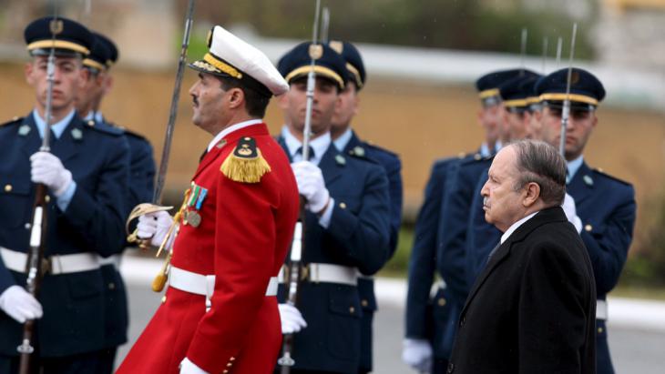 Algeria′s President Bouteflika during a military parade (photo: picture-alliance/dpa)