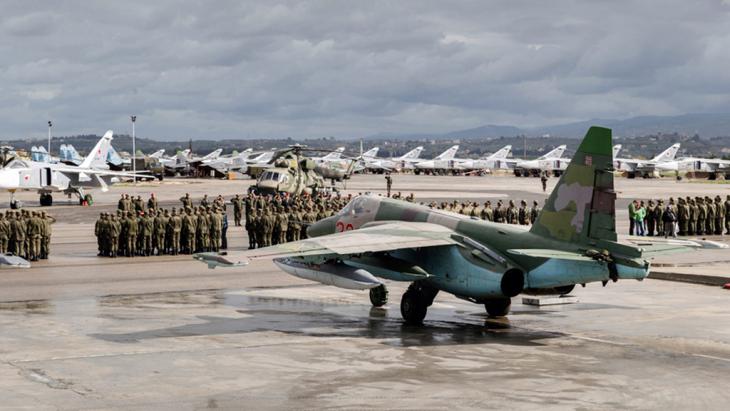 Russian fighter jets at a Syrian airbase near Latakia (photo: picture-alliance/dpa/Russian Defence Ministry)