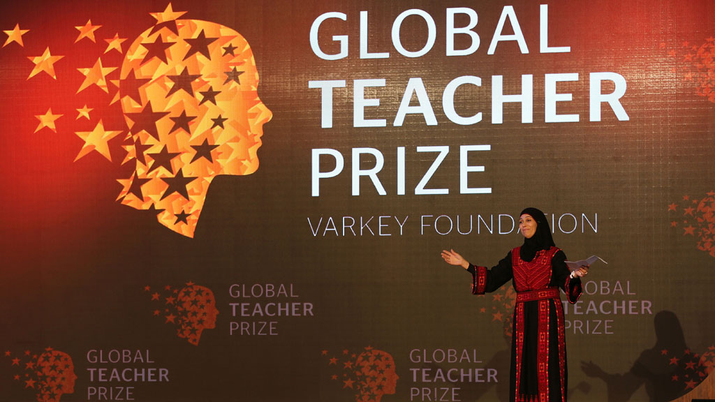 Palestinian primary school teacher Hanan al-Hroub speaks after she won the second annual Global Teacher Prize, in Dubai, United Arab Emirates, 13 March 2016 (photo: picture-alliance/AP Photo/K. Jebreili)