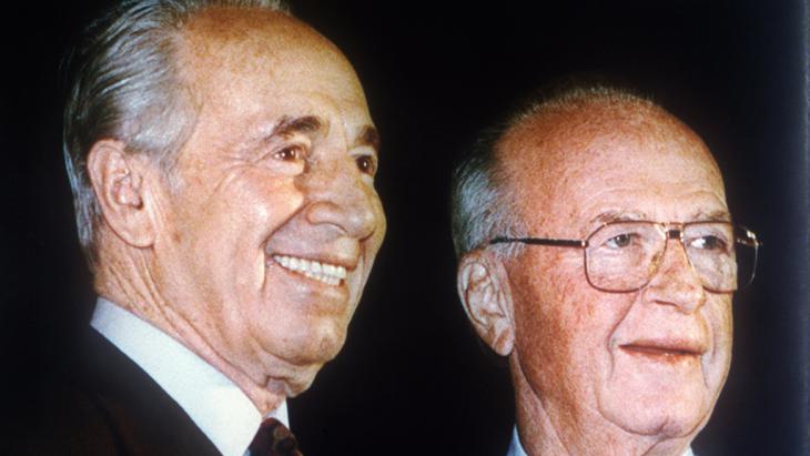 Peres (left) and Yitzhak Rabin, shortly before Rabin was assassinated in 1995 (photo: picture-alliance/dpa)