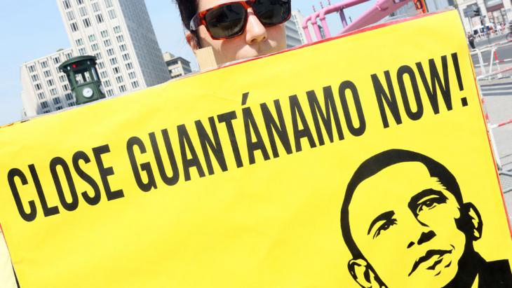Protesting against Guantanamo in Berlin (photo: picture-alliance/dpa/S. Pilick)