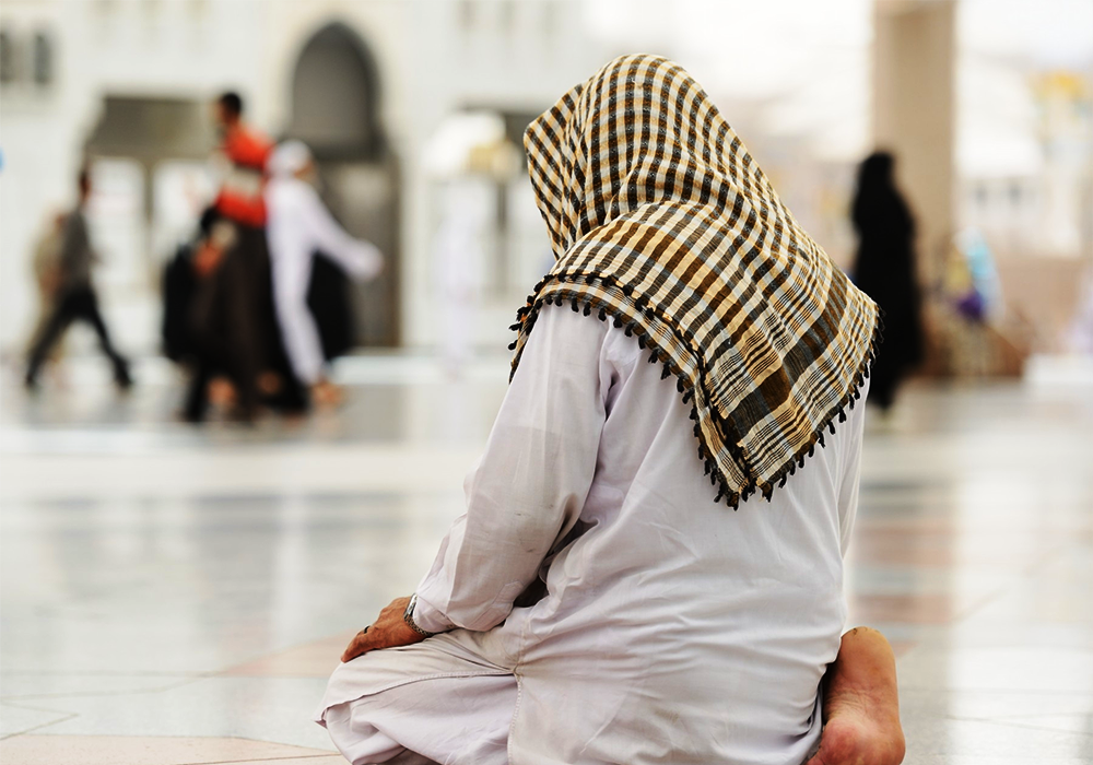 Muslim man praying alone (photo: photo.elsoar.com)