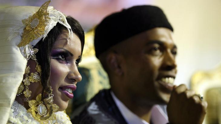 Libyan wedding couple (photo: picture-alliance/dpa/Mohamed Messara)