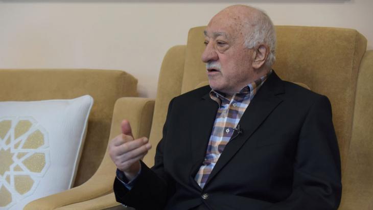 Fethullah Gulen giving a press conference (photo: picture-alliance/dpa/M. Smith)