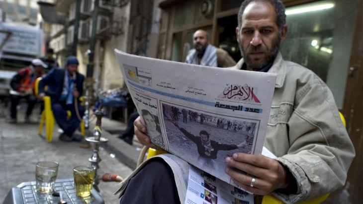 Reading the paper in a Cairo cafe (photo: Getty Images/AFP)