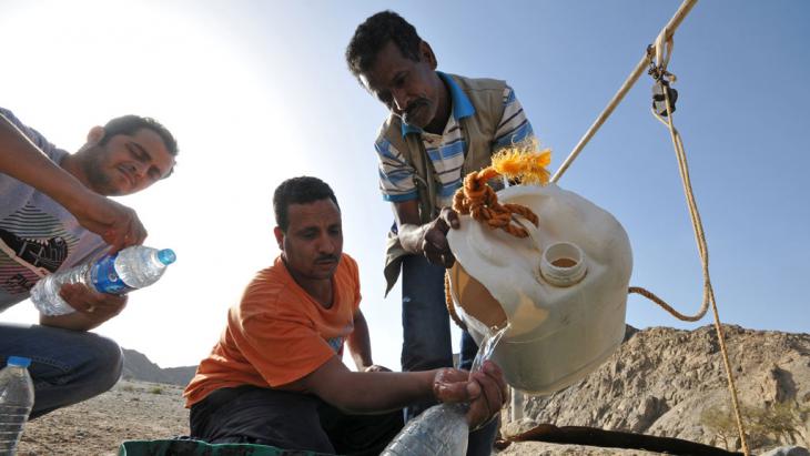 Egyptians gathering water from a well in Wadi Lahmi (photo: picture-alliance/dpa/M. Todt)