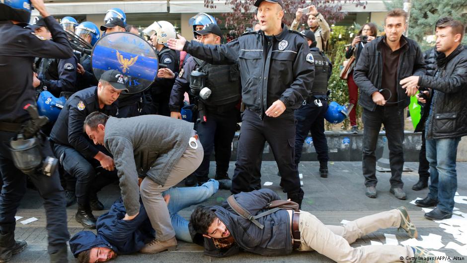 Turkish police arrest demonstrators protesting the arrest of HDP politicians