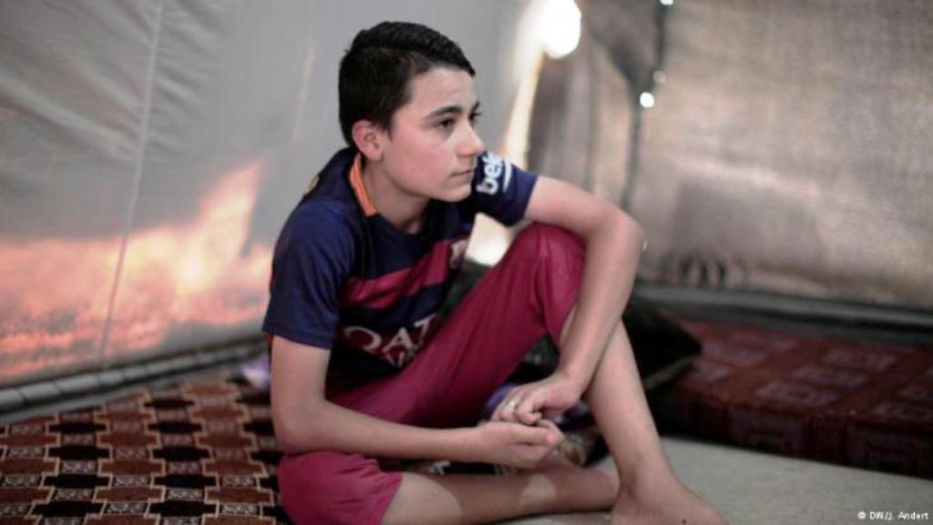 عادل جلال (13 عاما) قضى مع شقيقه تسعة أشهر مع مجموعة من الشباب الصغار المختَطَفين لدى "داعش". 