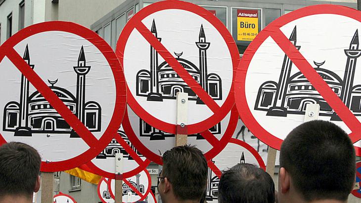 Right-wing populists demonstrate against the construction of a mosque in Cologne, Germany (photo: picture-alliance/dpa/O. Berg