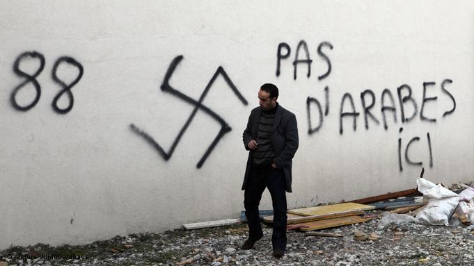 Racist slogans in front of the Great Mosque in Saint Etienne, near Lyon (photo: picture-alliance/abca)