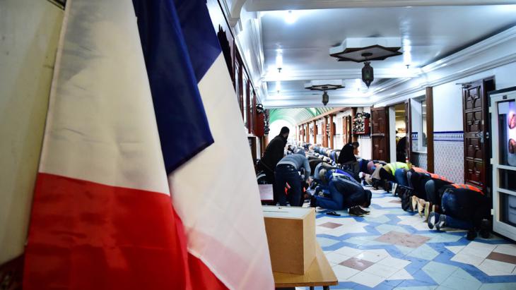 Muslims praying in a mosque in Lille (photo: picture-alliance/dpa/S. Mortagne)