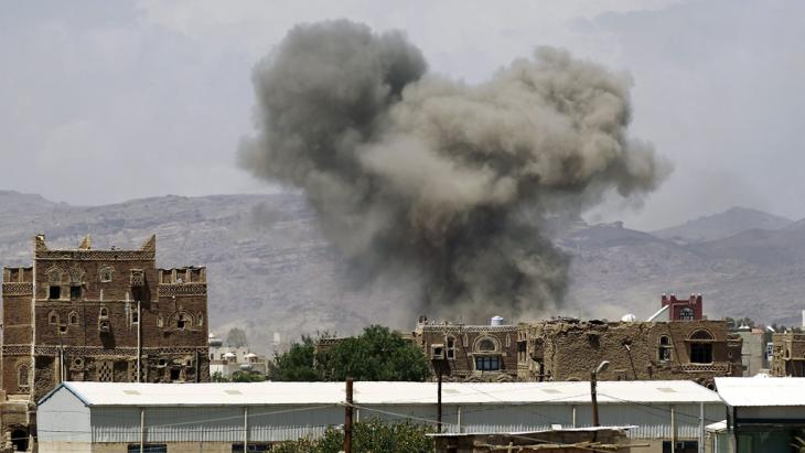 Saudi airstrike on Houthi positions in Sanaa (photo: Getty Images/AFP/M. Huwais)