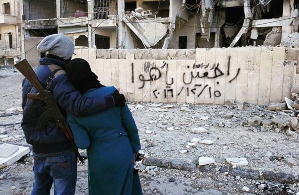 "راجعين يا هوا".. صاحبا أشهر صورة في حلب لا يزالان محاصرين.