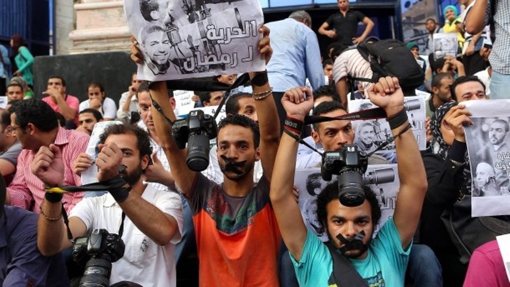 Journalisten protestieren im Juli 2016 in Kairo gegen die Festnahme des Fotografen Ahmed Ramadan; Foto: dpa