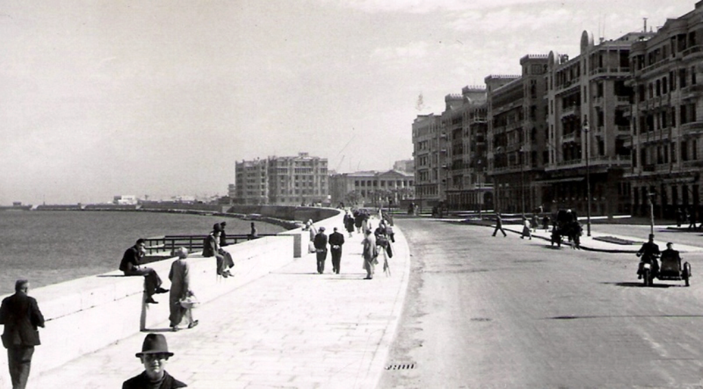 كورنيش الإسكندرية سنة 1945 بحسب موقع "إسكندرية 1900" على فيسبوك