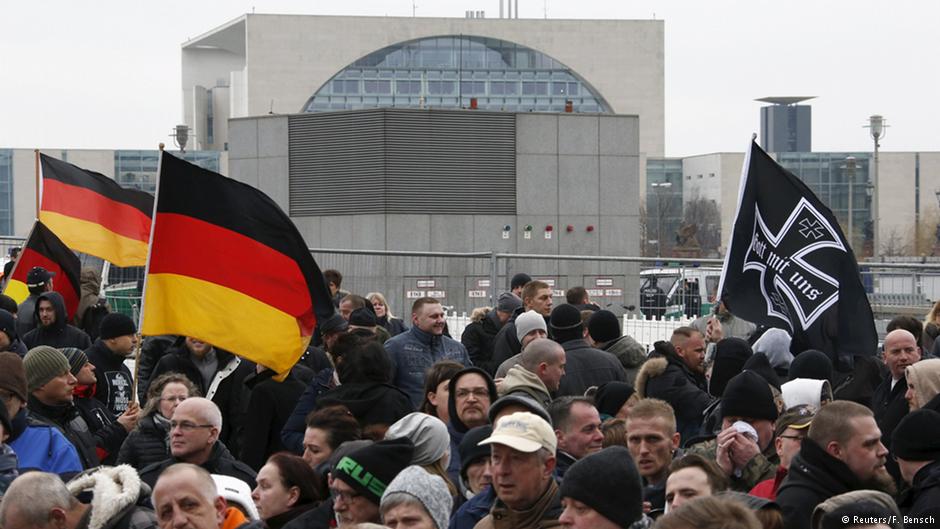 Rechtsnationalisten demonstrieren in der Nähe des Kanzleramts in Berlin; Foto: Reuters