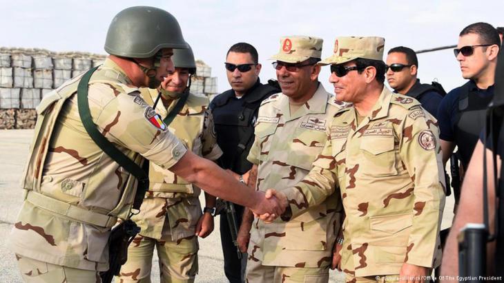 Egypt′s president Abdul Fattah al-Sisi visiting army divisions in the Sinai (photo: picture-alliance)