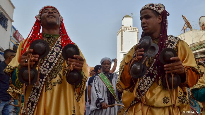 في المغرب...إيقاعات كناوة إفريقية-عربية-أمازيغية تقليدية بألوان موسيقية عالمية عصرية