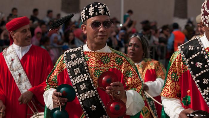 في المغرب...إيقاعات كناوة إفريقية-عربية-أمازيغية تقليدية بألوان موسيقية عالمية عصرية