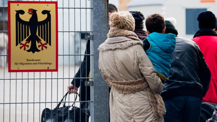 Syrian asylum seekers wait outside the Federal Ministry for Migration and Refugees in Braunschweig (photo: picture-alliance/dpa/J. Stratenschulte)