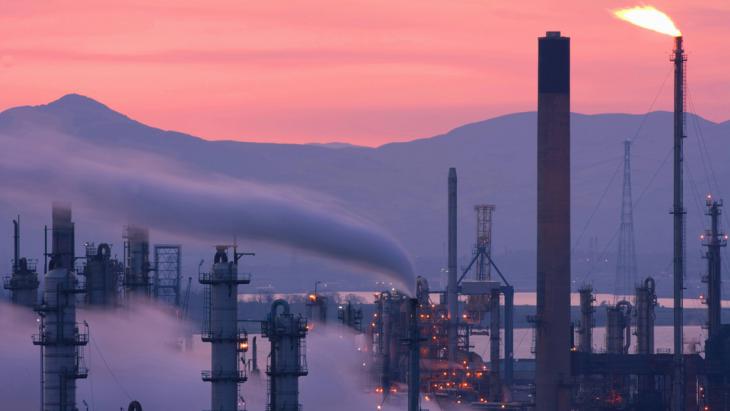 Oil refinery at dusk (photo: picture-alliance/blickwinkel/P. Cairns)