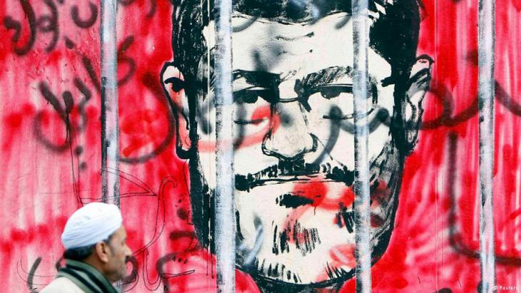 Graffiti in Cairo showing the former president, Mohammed Morsi, behind bars (photo: Reuters)