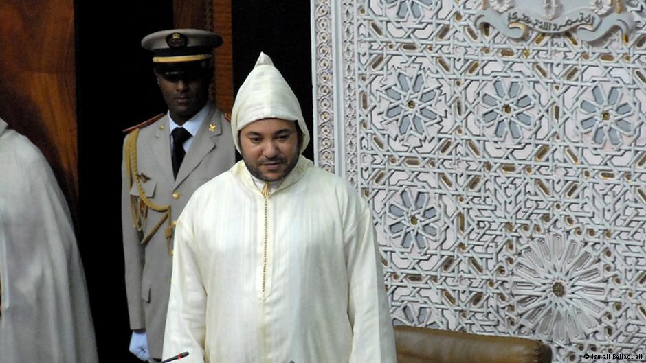 لم يتوقف النقاش السياسي في المغرب حول طقوس التعبير عن الولاء لملك المغرب. موضوع يثير الانقسام في الأوساط السياسية والحقوقية المغربية، بين من ينتقد طقوس الانحناء للملك، ومن يعتبرها تقاليد متجذرة في الثقافة المغربية.
