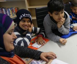 The teacher Amena Ragess reads stories to the children in both languages (photo: Jasmin Zikry)