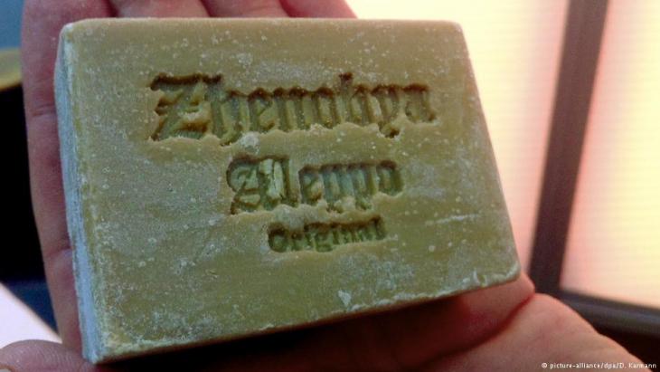 The first hard soaps are born: In the seventh century, resourceful craftsmen in the region revolutionised the production of soap: they boiled olive oil and lye in large vats, adding laurel oil to the mixture. To this day, Aleppo soap is made according to this ancient recipe