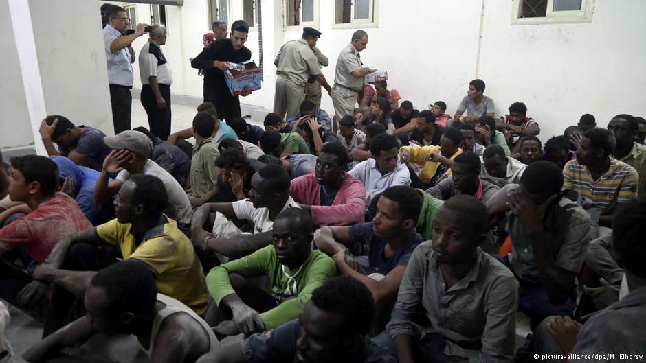 Überlebende Flüchtlinge nach einem Schiffsunglück im ägyptischen Rosetta; Foto: 
