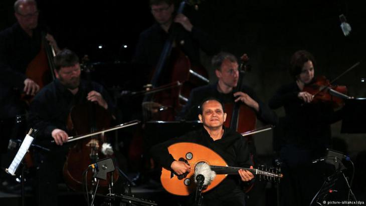 Anouar Brahem performing during the International Carthage Festival in 2014 (photo: picture-alliance/dpa)