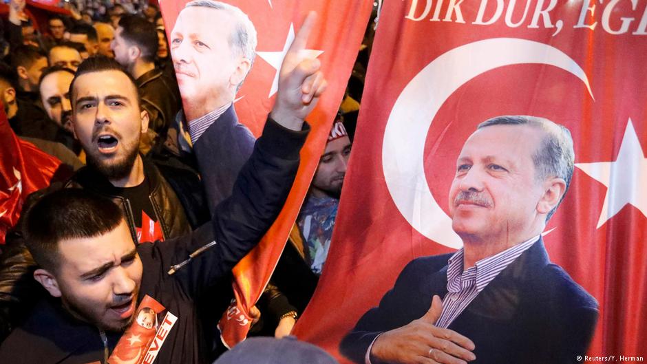 Anhänger Erdoğans in Rotterdam; Foto: Reuters