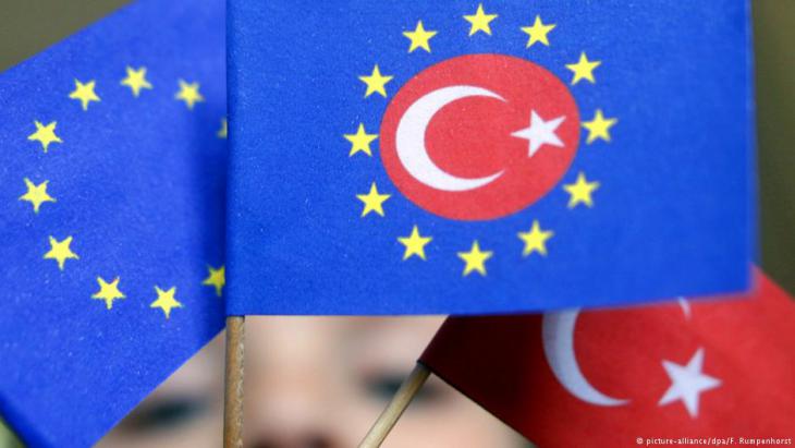 Fictional flag displaying the Turkish and European symbols (photo: dpa/picture-alliance)
